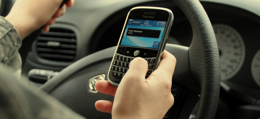 Polovica vodičov mladších ako 30 rokov surfuje cez mobil počas šoférovania!